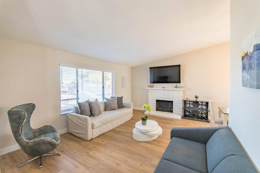 Stunning Renovated Home, Pool And Heated Las Vegas